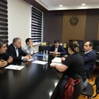 «Արագածոտն-1» ֆոտովոլտային կայանի կառուցման վերաբերյալ աշխատանքային քննարկում՝ Արգածոտնի մարզպետ Սերգեյ Մովսիսյանի մոտ