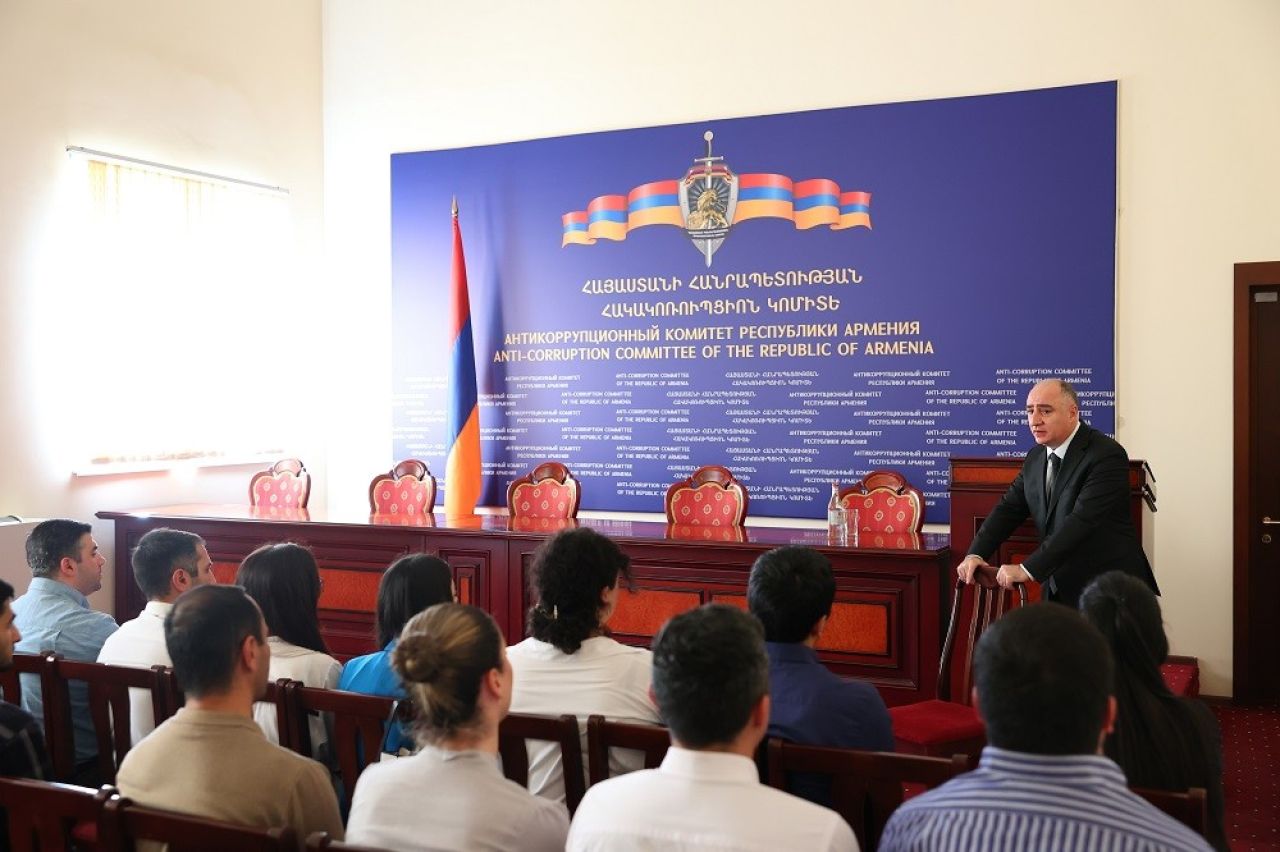 Հակակոռուպցիոն կոմիտեի նախագահը հանդիպել է Թրանսփարենսի Ինթերնեշնլ հակակոռուպցիոն կենտրոնի (ԹԻՀԿ) շրջանավարտների հետ