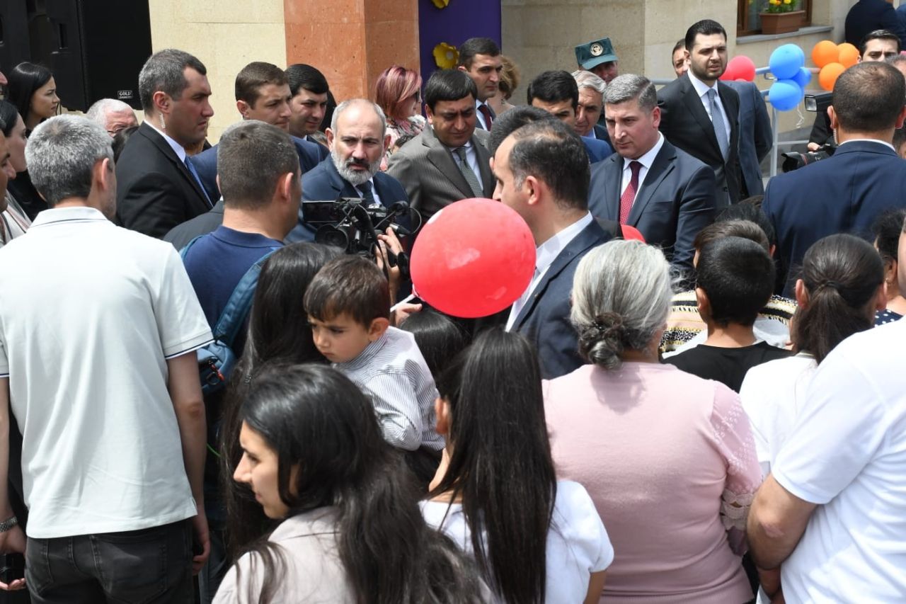Նիկոլ Փաշինյանը Մեծամոր համայնքի Զարթոնք գյուղում ներկա է գտնվել նորակառույց մանկապարտեզի բացման արարողությանը: