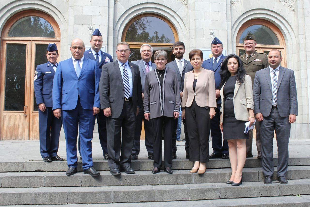 Կանզասի նահանգապետը, գյուղատնտեսության քարտուղարը եւ Ազգային գվարդիայի հրամանատարն այցելեցին Ագրարային համալսարան
