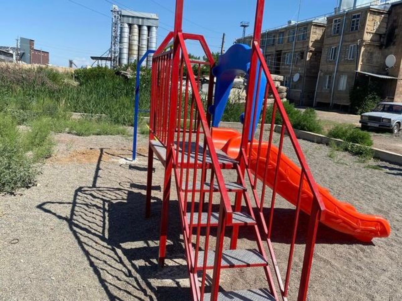Շարունակվում են Երասխ բնակավայրում կառուցվող առաջին խաղահրապարակների բարեկարգման աշխատանքները
