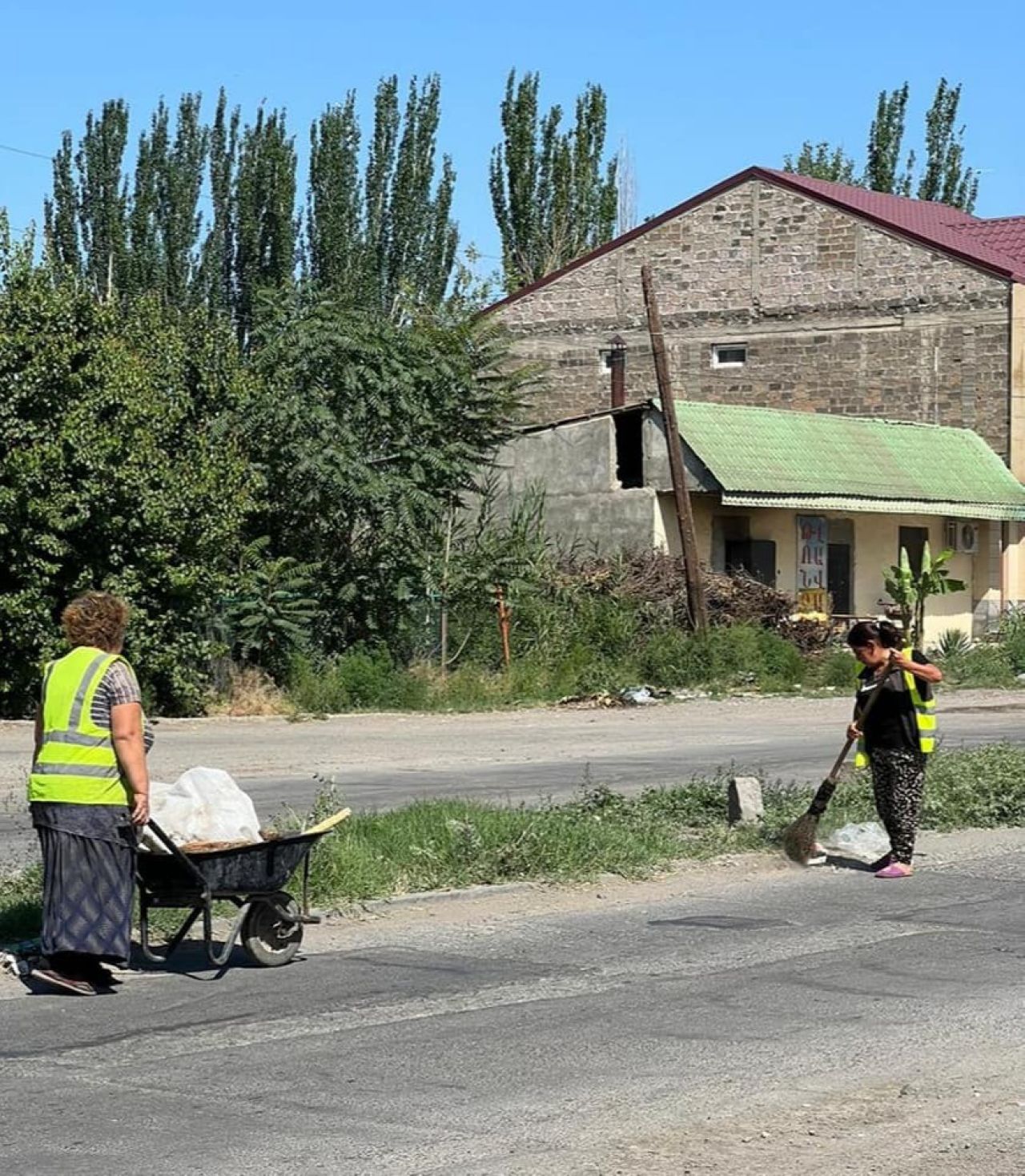 Արտաշատ համայնքում կանոնավոր աղբահանությանը զուգահեռ՝ համայնքի տարբեր հատվածներում իրականացվում են սանմաքրման ու աղբահեռացման աշխատանքներ