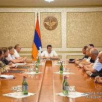 Президент Республики Арцах провел совещание по актуальным гуманитарным вопросам и проблемам безопасности
