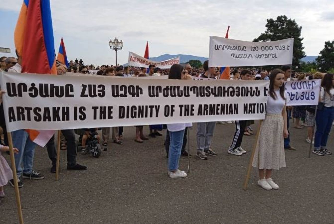 В Степанакерте проходит всенародный митинг