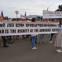 В Степанакерте проходит всенародный митинг