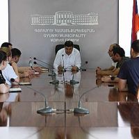 Վարդգես Սամսոնյանը  հանդիպում-քննարկում է ունեցել  գործունեություն ծավալող սննդի սպասարկման օբյեկտների մի խումբ ներկայացուցիչների հետ
