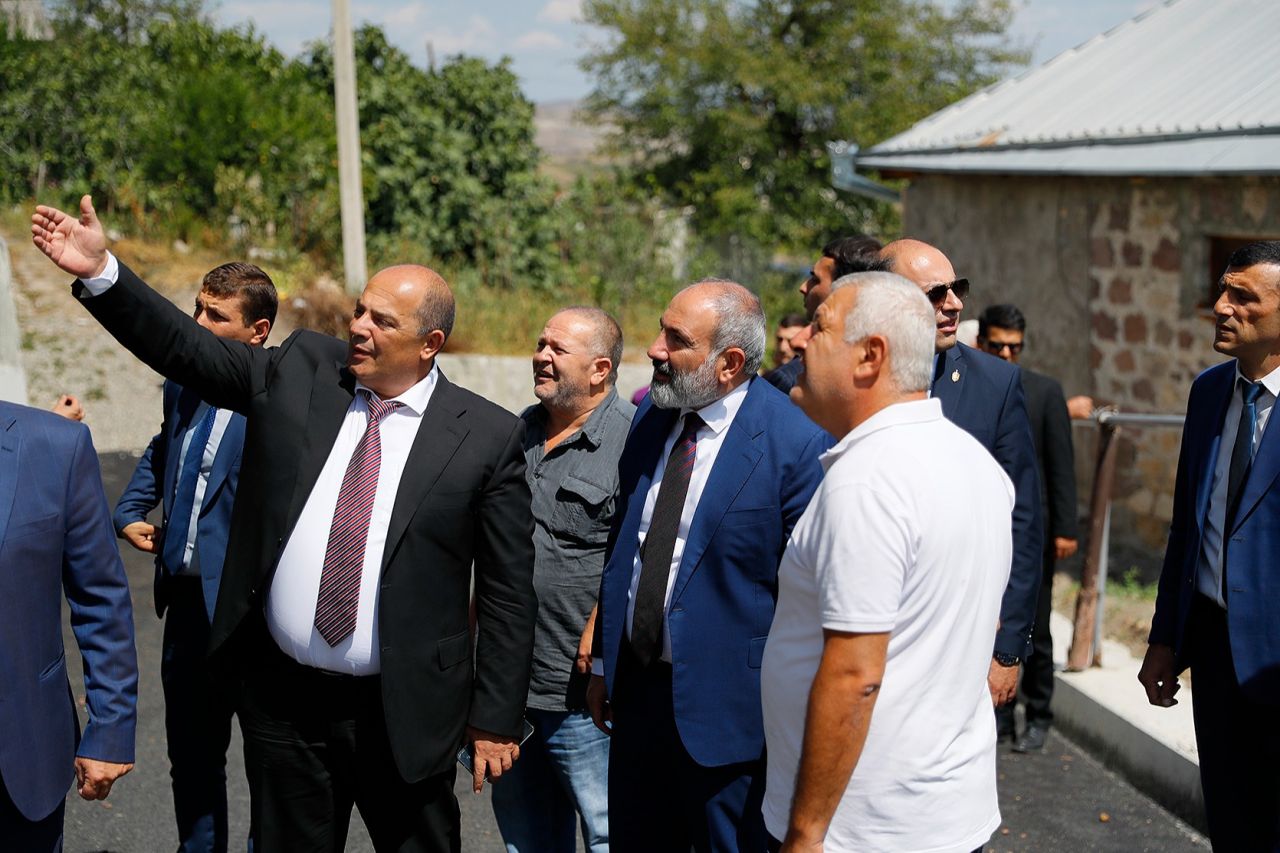 Տավուշի մարզում վարչապետ Փաշինյանը չնախատեսված կանգառներ է ունեցել և ծանոթացել ճանապարհաշինական աշխատանքների ընթացքին
