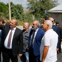 Տավուշի մարզում վարչապետ Փաշինյանը չնախատեսված կանգառներ է ունեցել և ծանոթացել ճանապարհաշինական աշխատանքների ընթացքին