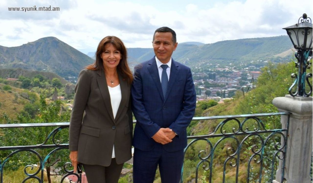 Ռոբերտ Ղուկասյանն Առուշ Առուշանյանի հետ դիմավորել է Փարիզի քաղաքապետ Անն Իդալգոյին և նրա գլխավորած պատվիրակության անդամներին