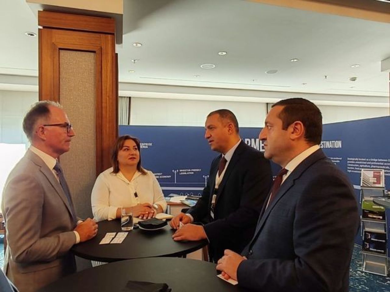 Վահան Քերոբյանը հանդիպել է Ռայֆայզն բանկի ֆրանկֆուրտի մասնաճյուղի ղեկավար Ստեֆան Բոլցի հետ