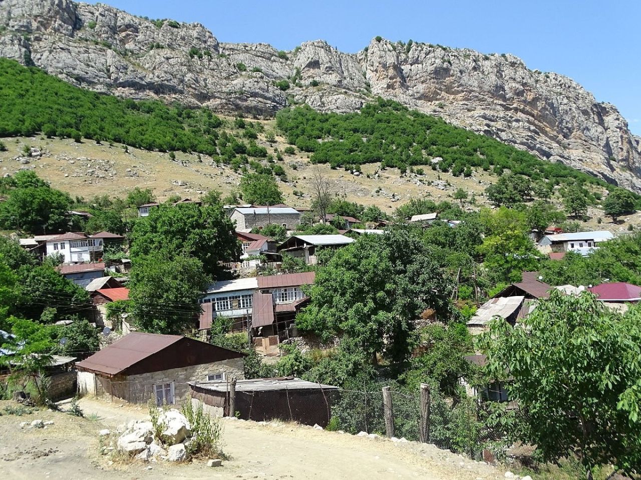 Եղցահողն արդեն չկա, հողին են հավասարեցնում. Մեծ Շեն գյուղը շրջափակման մեջ է, տարհանում չենք կարողանում անել. գյուղապետ