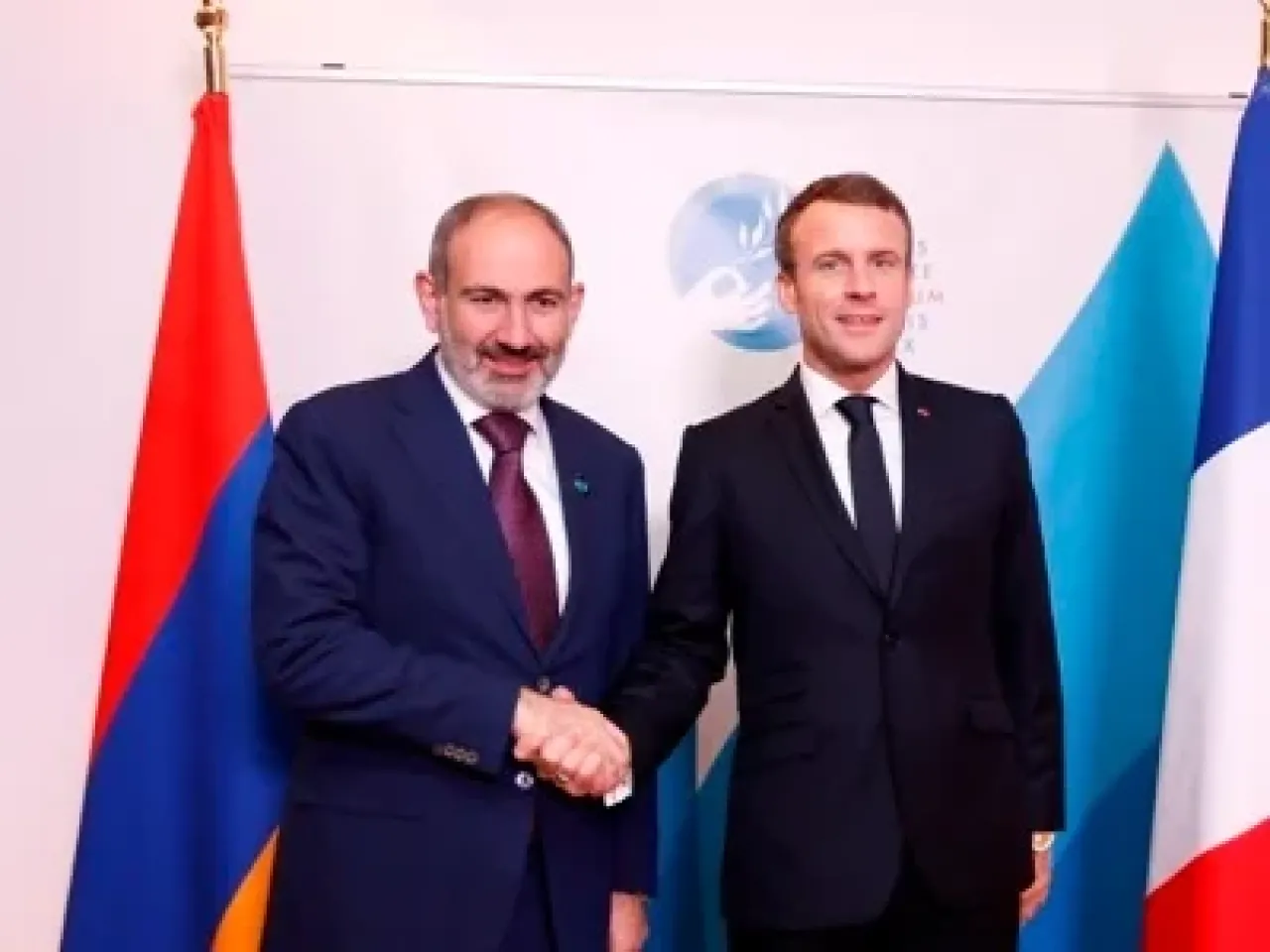 Макрон: Россия заодно с Азербайджаном, Франция будет поддерживать народ Армении