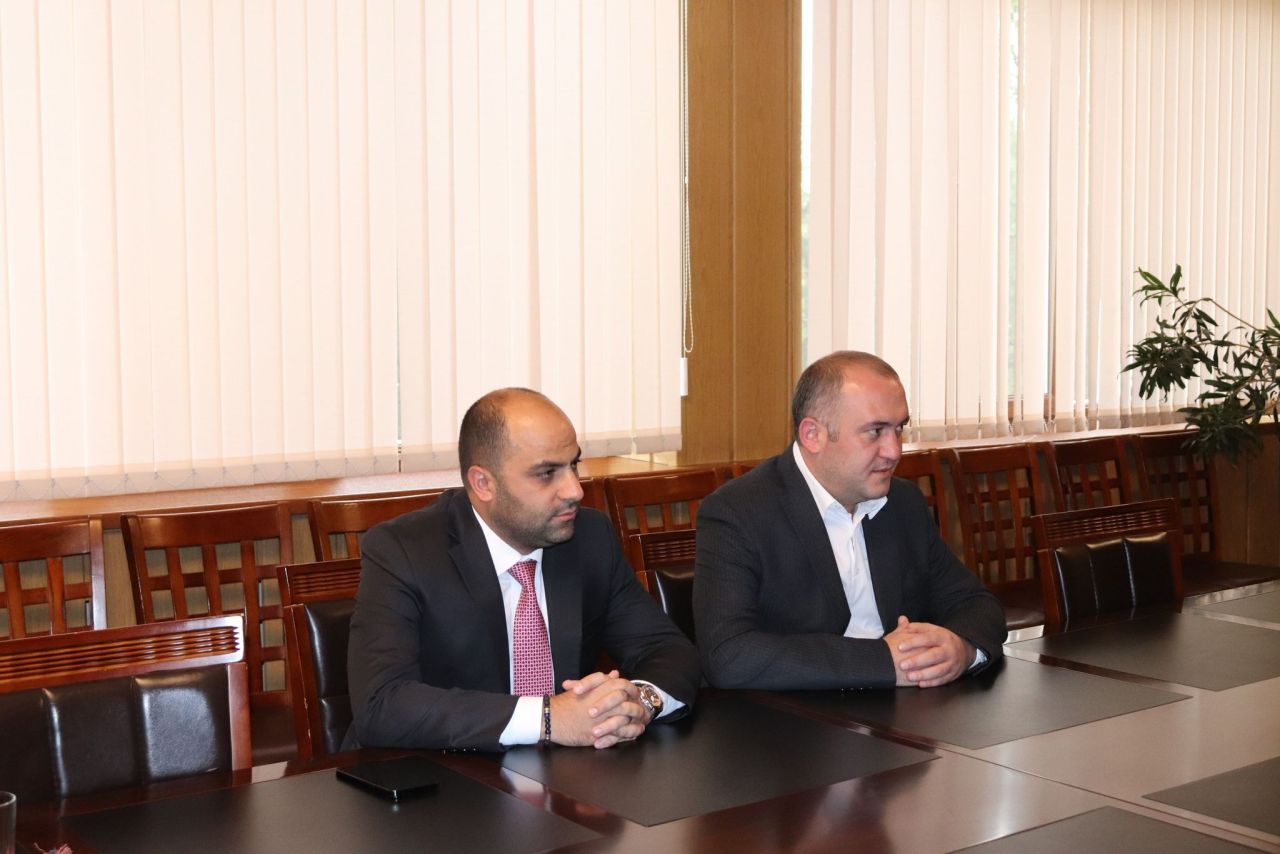 Արարատի մարզպետ Սեդրակ Թևոնյանն այսօր ընդունել է ՀՀ-ում Ֆրանսիայի Հանրապետության արտակարգ և լիազոր դեսպան Օլիվիե Դըկոտինյիին