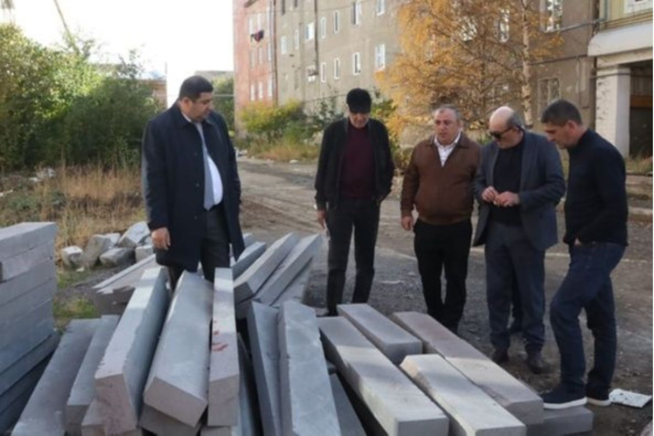 Վարդգես Սամսոնյանն աշխատանքային շրջայց է կատարել «Անի» թաղամասի 3-րդ և 11-րդ փողոցներում