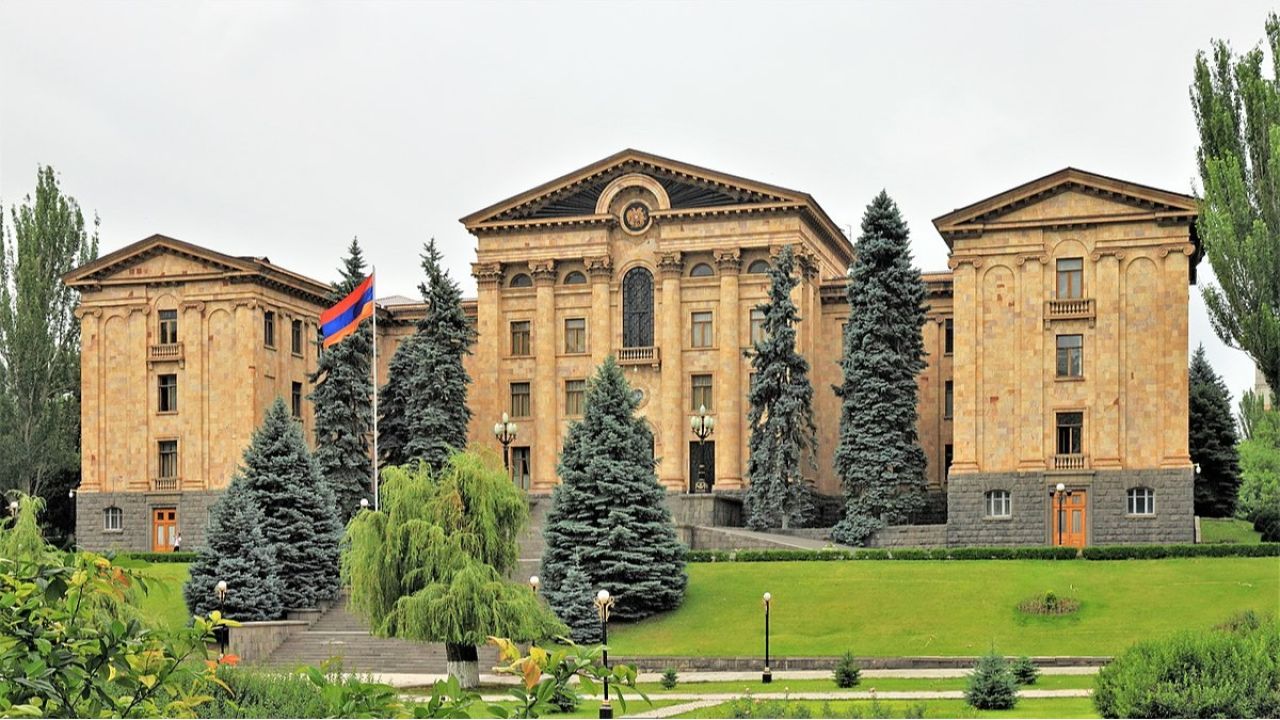 Հանձնաժողովները շարունակել են ֆինանսական գլխավոր փաստաթղթի նախնական քննակումը