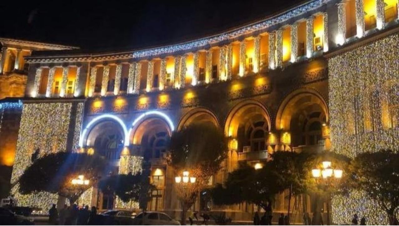 Հանրապետության հրապարակի շենքերի զարդարումն այս տարի իրականացվելու է այլ եղանակով. քաղաքապետի տեղակալ
