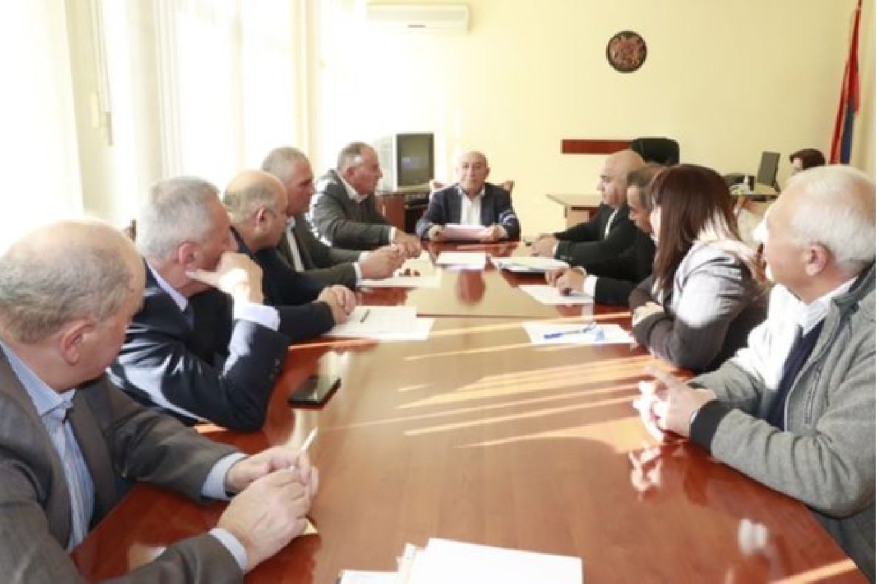 Գեղարքունիքի մարզպետի աշխատակազմում քննարկվեց մարզի մի շարք բնակավայրերում ջրի որակի ուսումնասիրման մոնիտորինգի արդյունքները