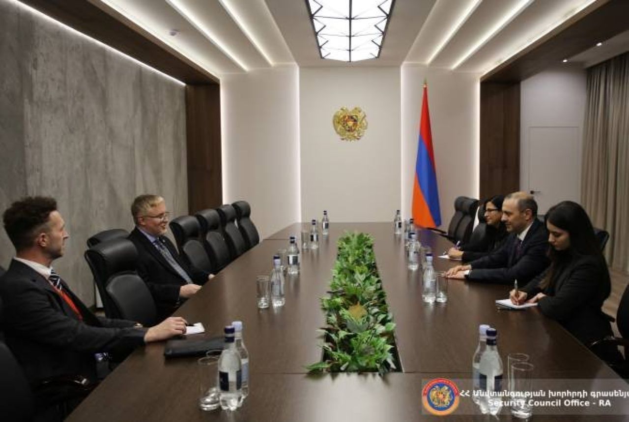 ՀՀ ԱԽ քարտուղարը Կանադայի դեսպանի հետ քննարկել է տարածաշրջանում անվտանգային իրավիճակը