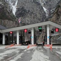 Լարսի ճանապարհը փակ է բոլոր տեսակի մեքենաների համար