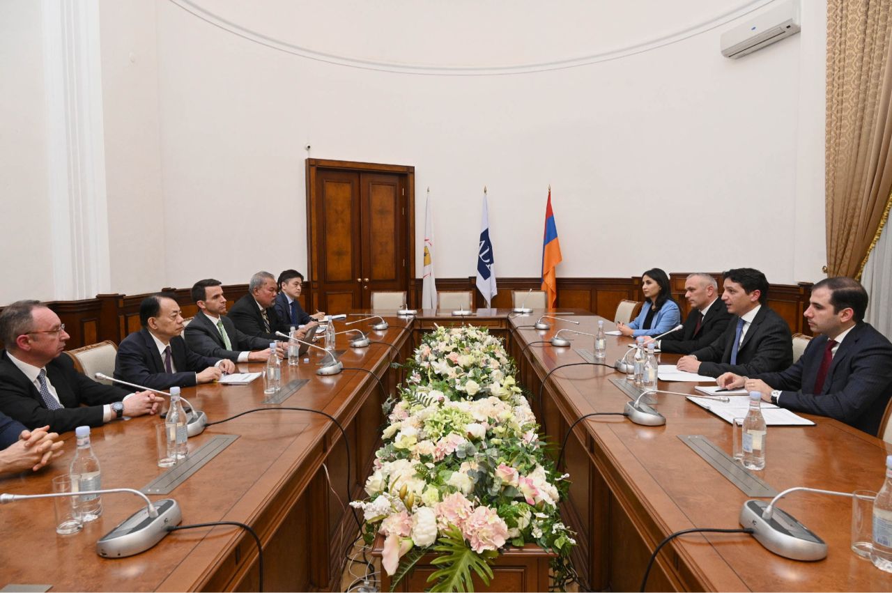 Վահե Հովհաննիսյանն ԱԶԲ նախագահի հետ քննարկել է համագործակցության հարցերի լայն շրջանակ
