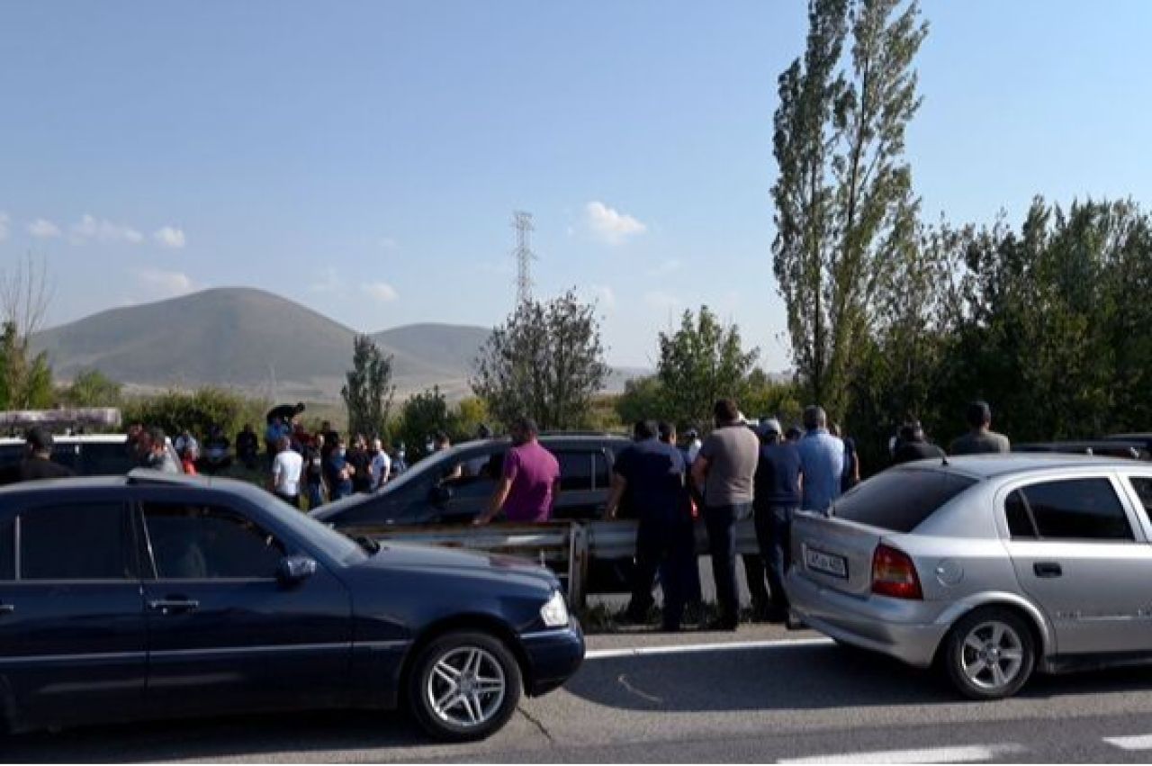 Ձկնորսները երկկողմանի փակել են Երևան-Սևան մայրուղին՝ պահանջելով հանդիպում մարզպետի և շրջակա միջավայրի նախարարի հետ