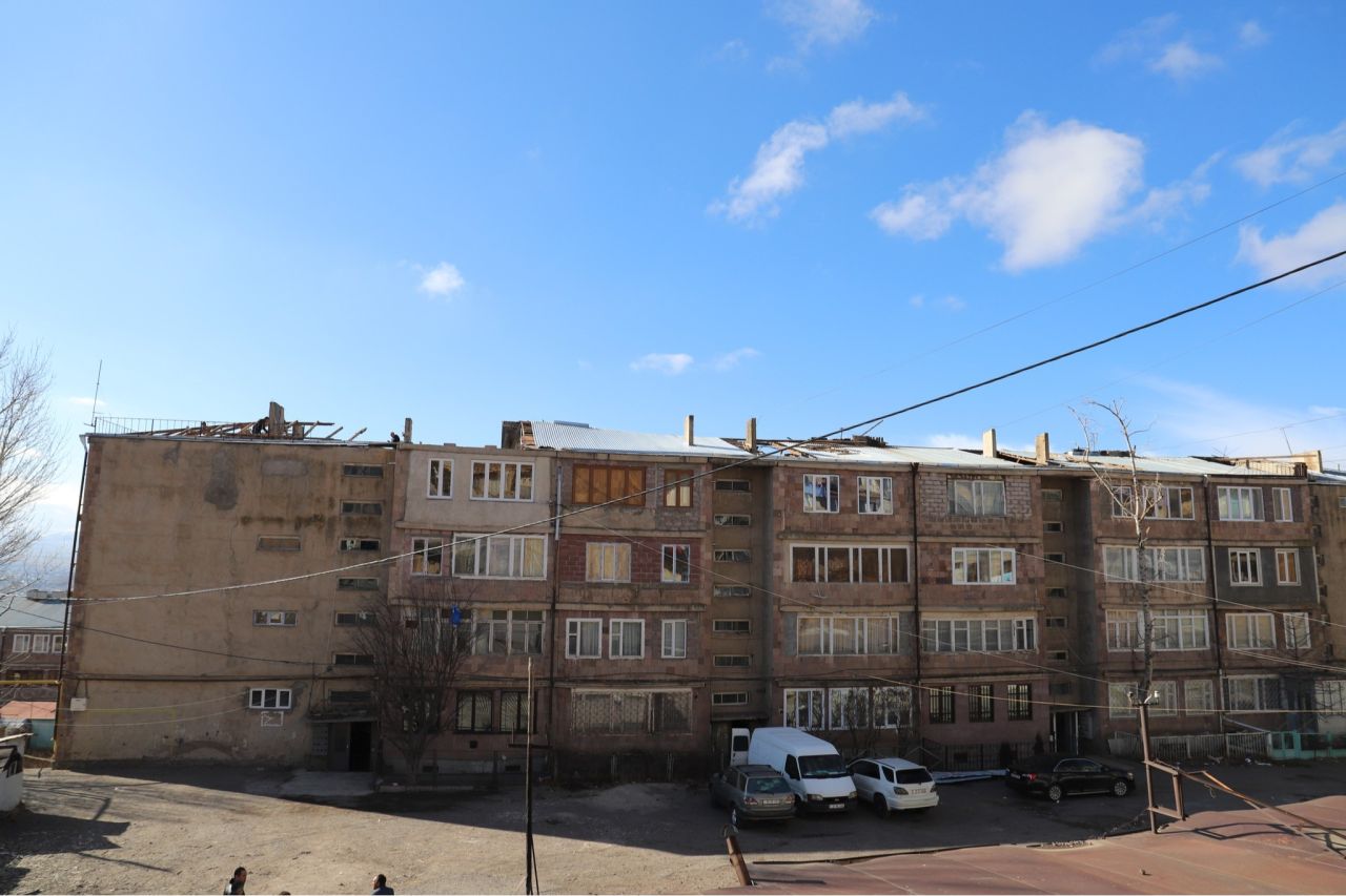 Քամուց վնասված բազմաբնակարան շենքերի տանիքների վերանորոգման աշխատանքները ընթացքի մեջ են