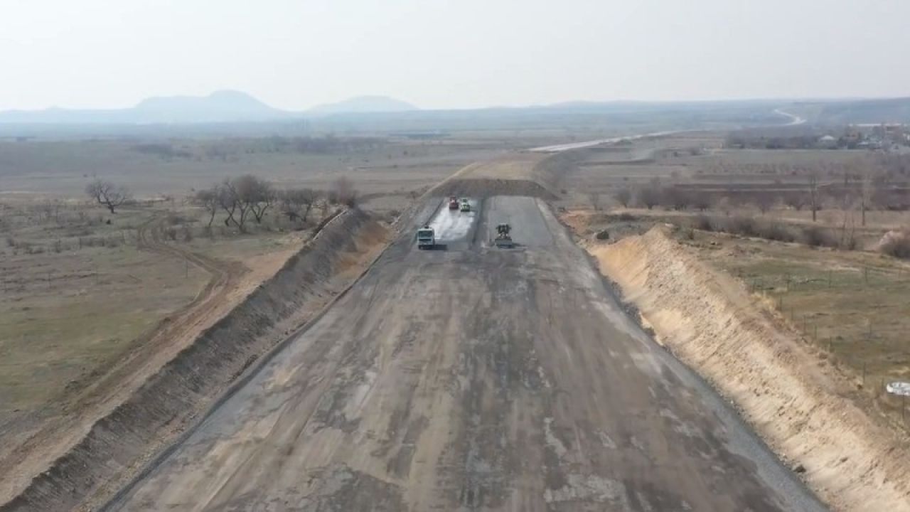 Աշտարակ-Թալին ճանապարհահատվածի գրեթե ամբողջ երկայնքով ակտիվ շինաշխատանքներ են ընթանում