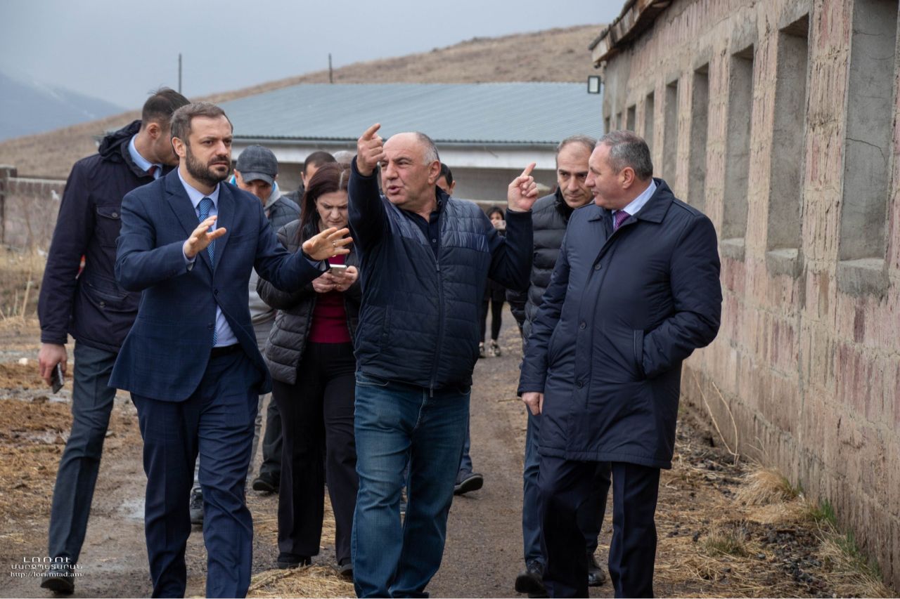 Էկոնոմիկայի նախարարը և Լոռու մարզպետն այցելել են Սպիտակի տարածաշրջանի Քարաձոր համայնքում գործող անասնապահական տնտեսություն