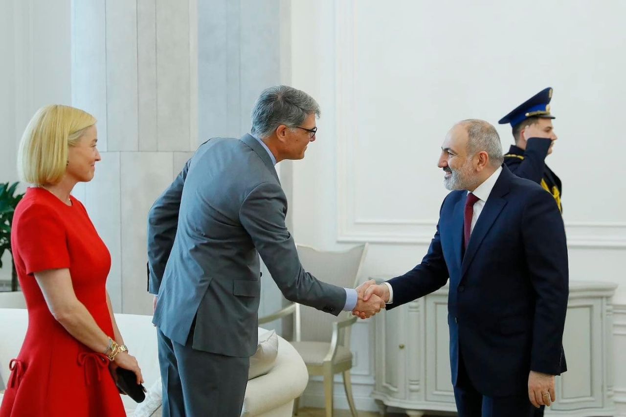 Վարչապետ Նիկոլ Փաշինյանն ընդունել է մեծանուն բարերար Տիգրան Իզմիրլյանի որդուն՝ Սարգիս Իզմիրլյանին