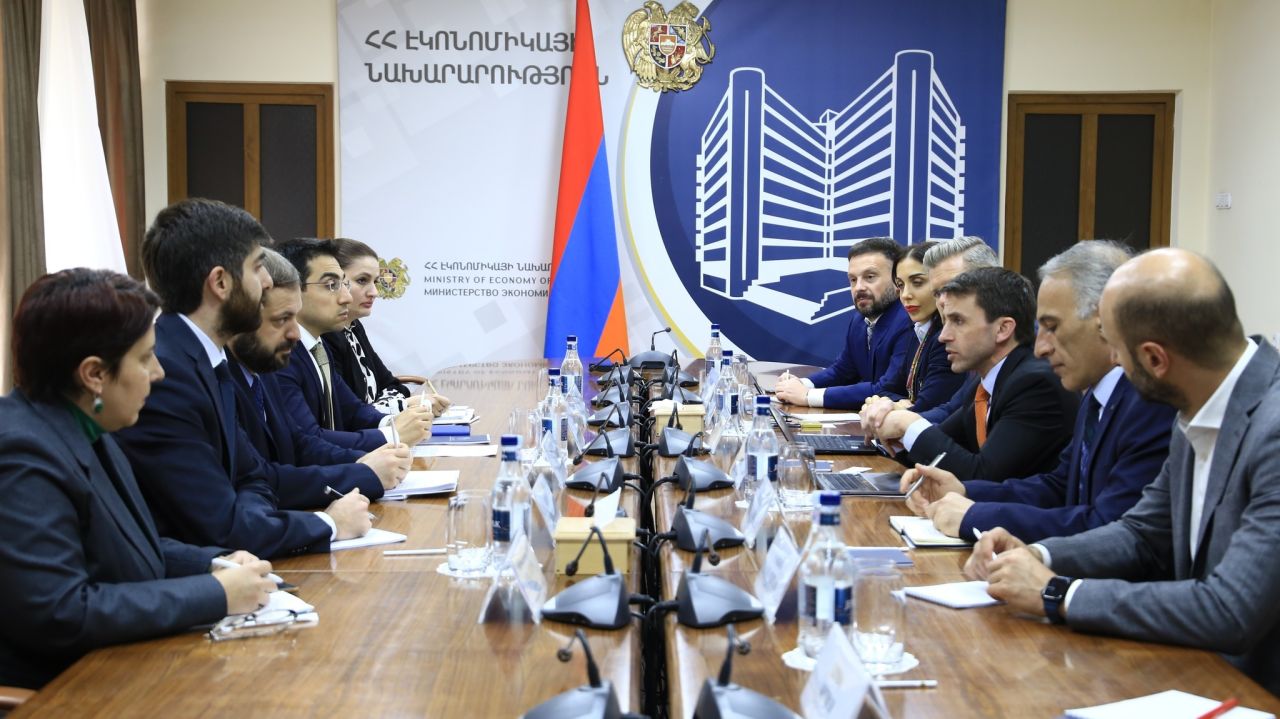 ՀՀ էկոնոմիկայի նախարար Գևորգ Պապոյանն ընդունել է ԱԶԲ պատվիրակությանը