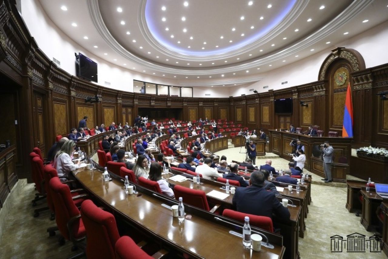 Կառավարությունն առաջարկում է օրենսդրական կարգավորումներով արգելել ավագանու անդամի՝ հանրային ծառայության պաշտոն զբաղեցնելը
