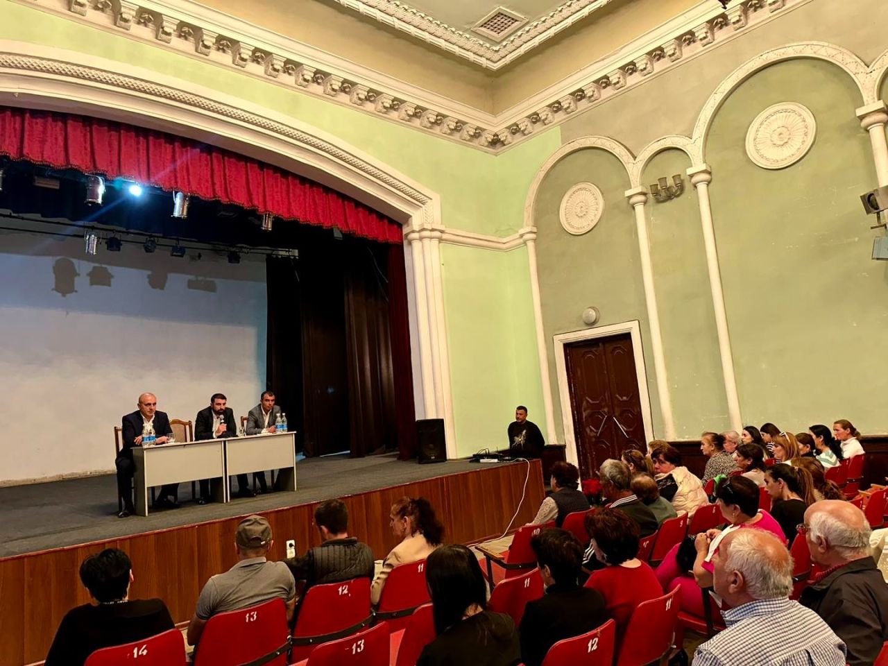 Լոռու փոխմարզպետը հանդիպել է արցախցիներին ու ներկայացրել բնակապահովման ծրագիրը