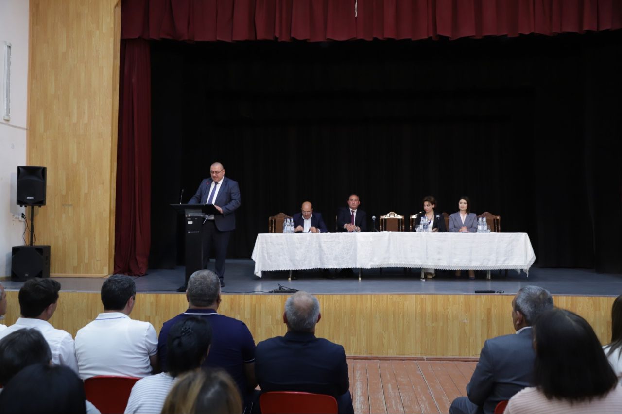 Ախուրյանում տեղի է ունեցել հանդիպում ԼՂ-ից բռնի տեղահանված ընտանիքների հետ