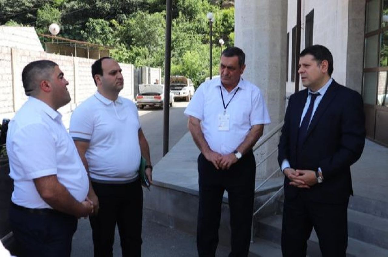 ԱՍՀ նախարարության Միասնական սոցիալական ծառայության պետ Էդուարդ Պետրոսյանն աշխատանքային խմբի հետ այցելել է աղետի գոտում գտնվող բնակավայրեր