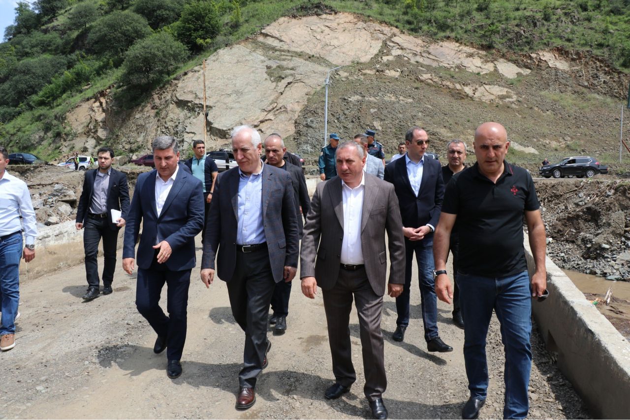 Հանրապետության նախագահ Վահագն Խաչատուրյանն այցելել է Լոռու մարզի աղետից տուժած բնակավայրեր