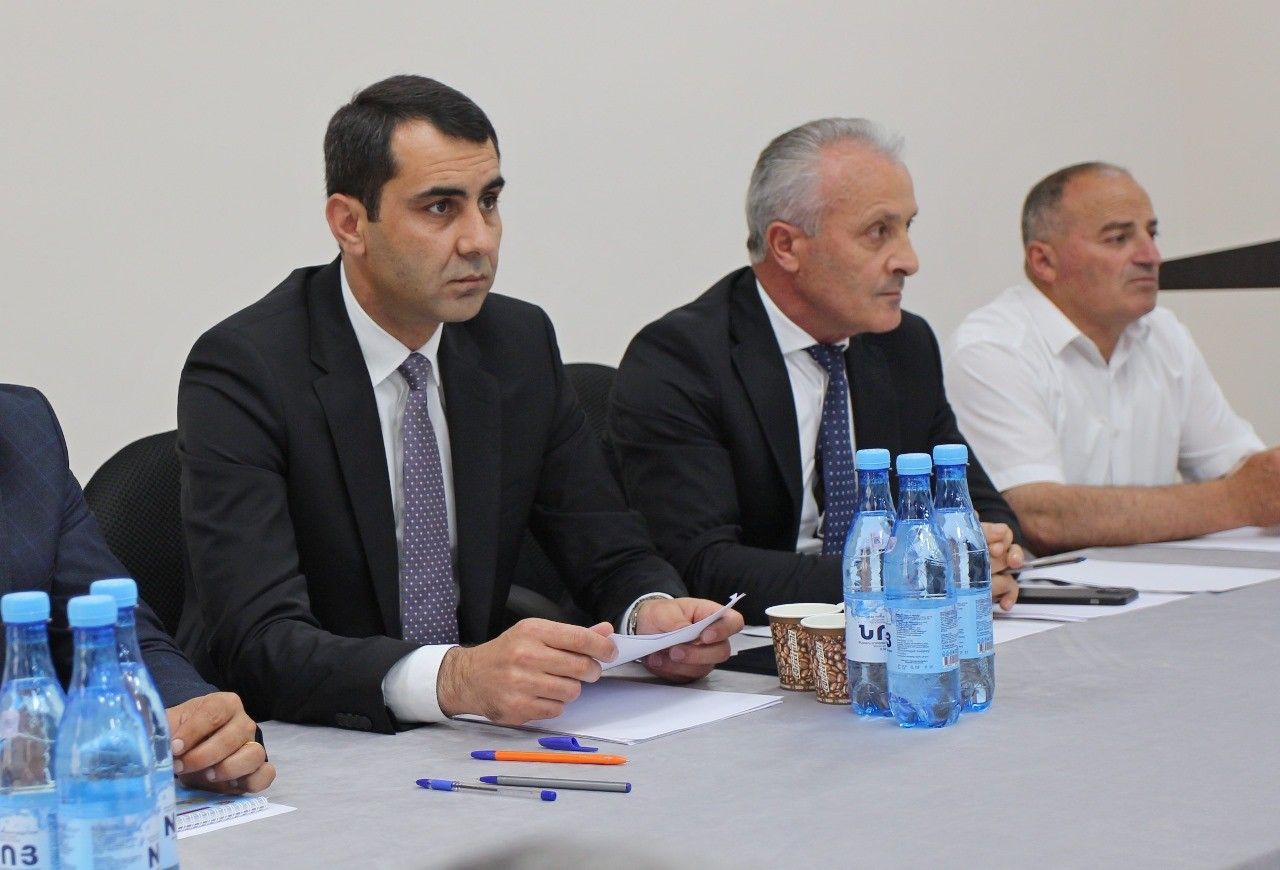 Գեղարքունիքի մարզպետ Կարեն Սարգսյանը Մարտունու համայնքապետարանում հանդիպել է ԼՂ-ից բռնի տեղահանված ընտանիքների ներկայացուցիչների հետ
