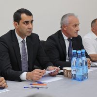 Գեղարքունիքի մարզպետ Կարեն Սարգսյանը Մարտունու համայնքապետարանում հանդիպել է ԼՂ-ից բռնի տեղահանված ընտանիքների ներկայացուցիչների հետ