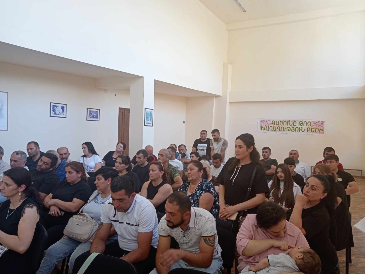 Մարզպետ Կոլյա Միքաելյանը Վայքում հանդիպում է ունեցել ԼՂ–ից բռնի տեղահանված ընտանիքների հետ