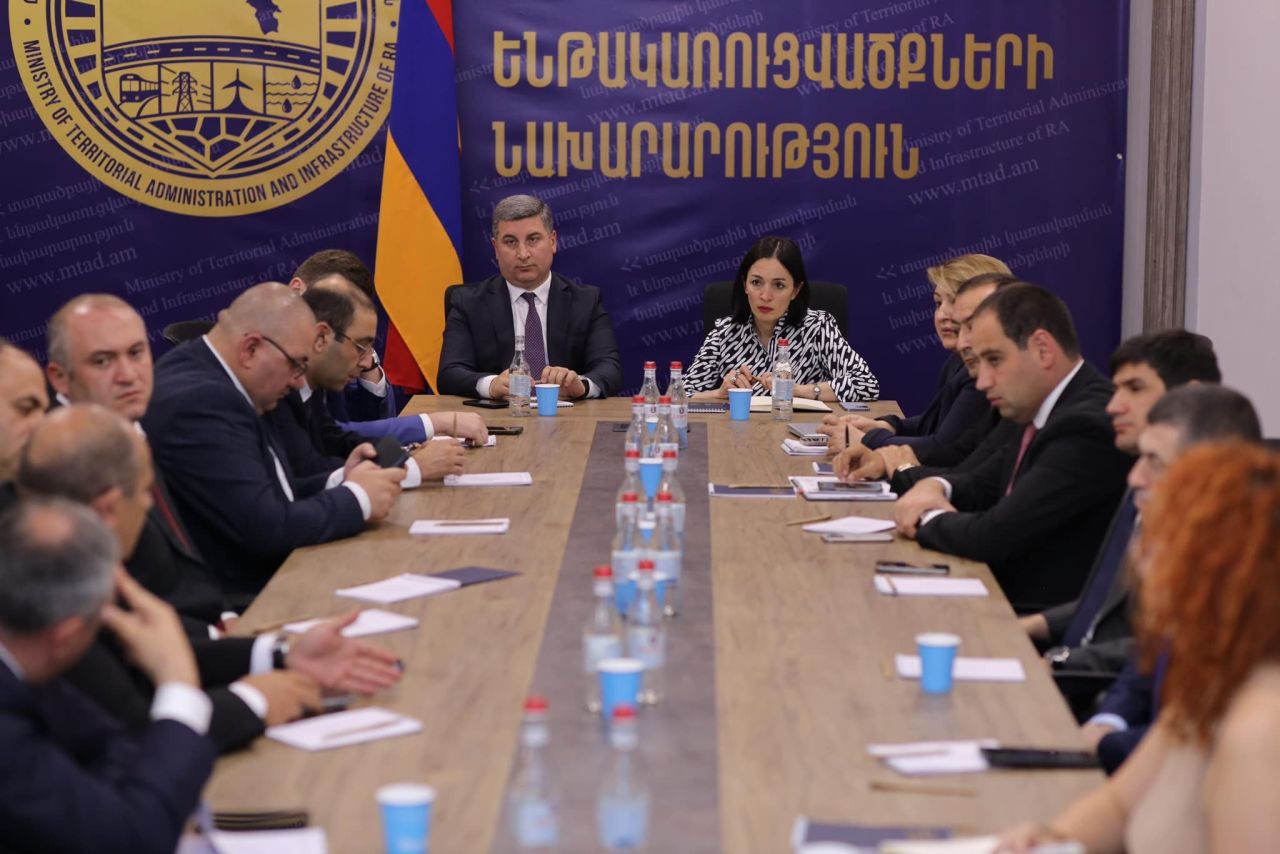 Գնել Սանոսյանը և Ժաննա Անդրեասյանը մարզպետների մասնակցությամբ համատեղ խորհրդակցություն են իրականացրել