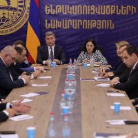 Գնել Սանոսյանը և Ժաննա Անդրեասյանը մարզպետների մասնակցությամբ համատեղ խորհրդակցություն են իրականացրել