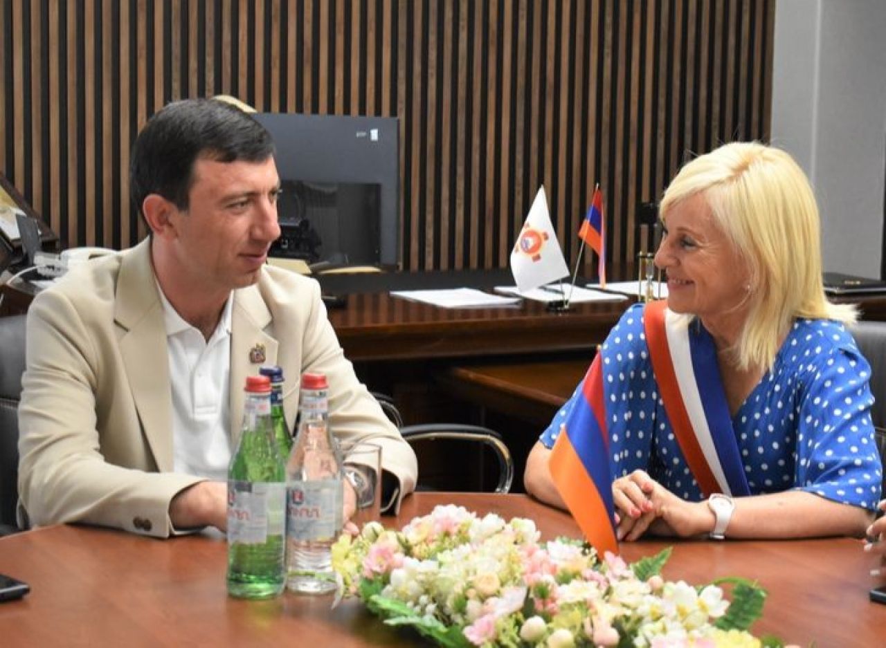 Տավրոս Սափեյանը շնորհավորական ուղերձ է հղել Ֆրանսիայի Հանրապետության Բուրգ-լե-Վալանս քույր քաղաքի քաղաքապետ Մարլեն Մուղիեին