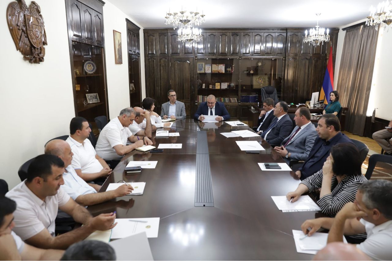 Շիրակի մարզպետ Մուշեղ Մուրադյանն այսօր աշխատանքային խորհրդակցություն է անցկացրել