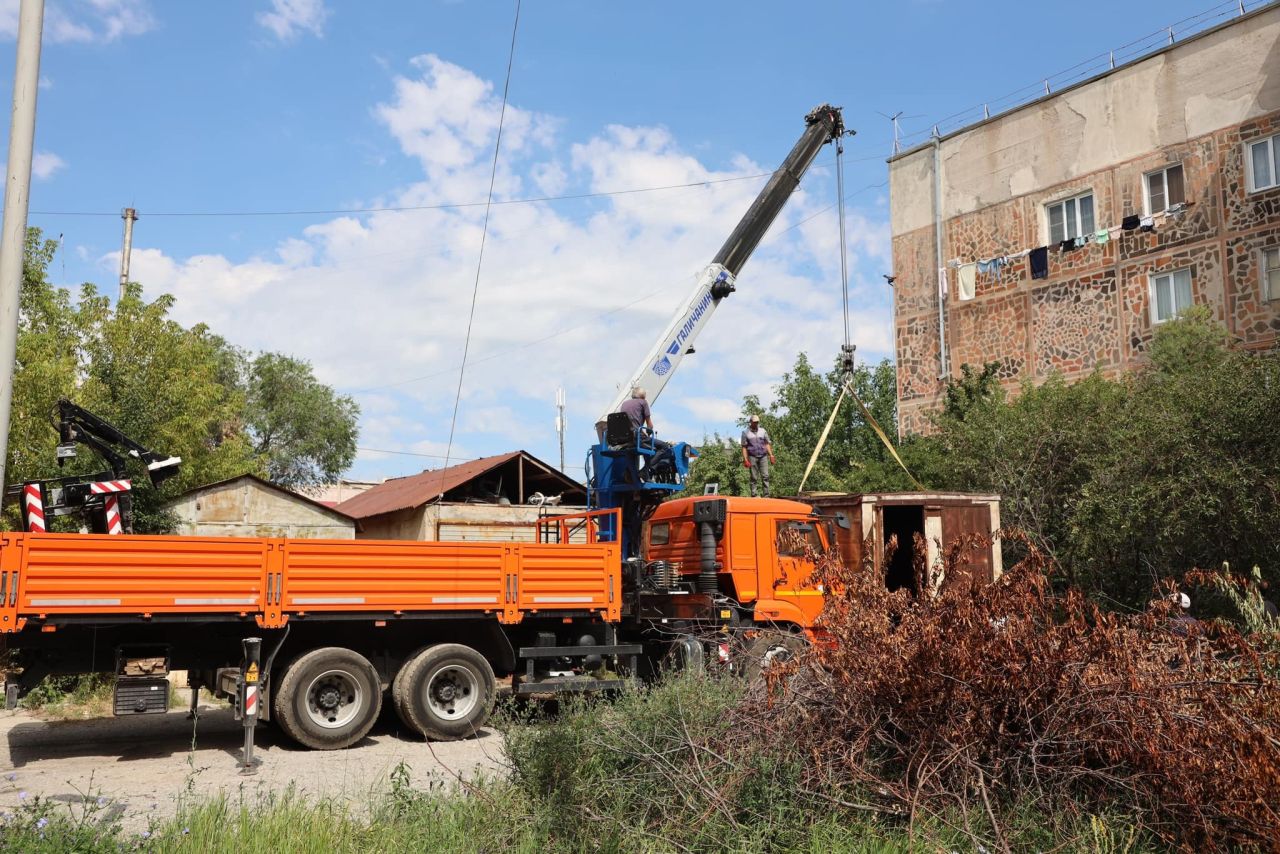 Թիթեղյա ավտոտնակների ապամոնտաժման/տեղափոխման գործընթաց՝ «Անի» թաղամասի 5-րդ և 7-րդ փողոցներին հարակից շենքերի բակում
