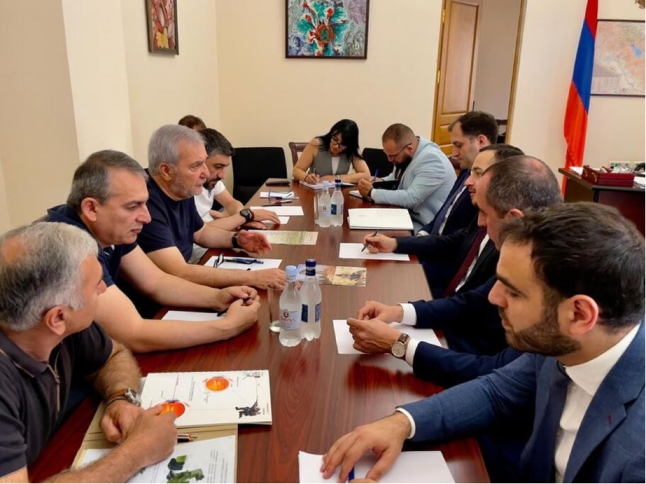 Աշխատանքային փակ քննարկում՝ ՀՀ ԱԺ պաշտպանության և անվտանգության հարցերի մշտական հանձնաժողովում