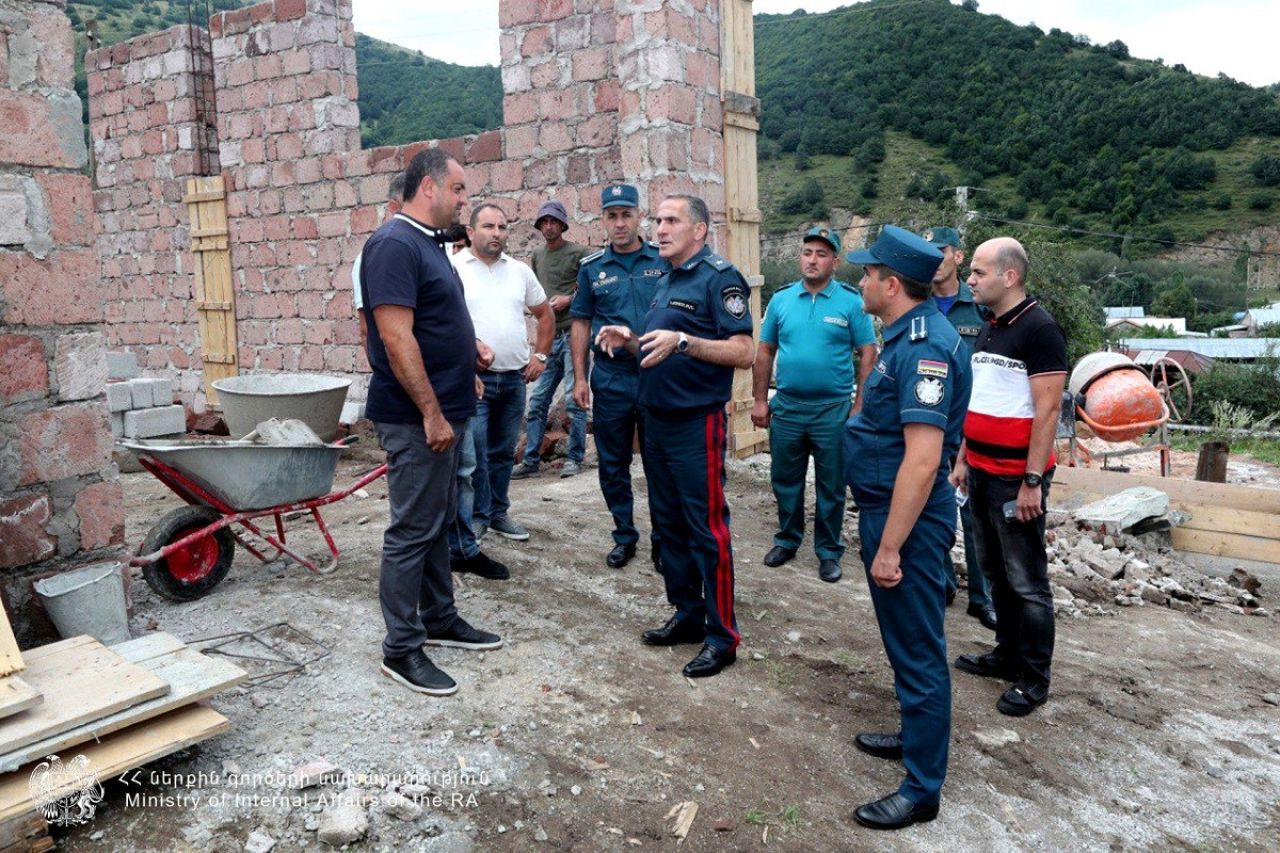 Կամո Ցուցուլյանը Ծաղկաձոր խոշորացված համայնքի ղեկավարների հետ  այցելել է Մեղրաձորի կամավորական հենակետի շինհրապարակ