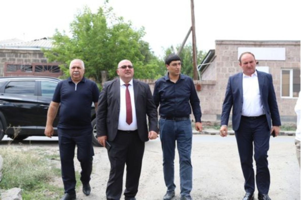 Մուշեղ Մուրադյանն աշխատակազմի պատասխանատուների հետ եղել է Ոսկեհասկ բնակավայրում
