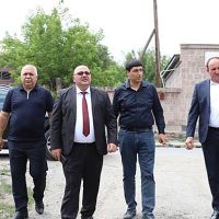 Մուշեղ Մուրադյանն աշխատակազմի պատասխանատուների  հետ եղել է Ոսկեհասկ բնակավայրում