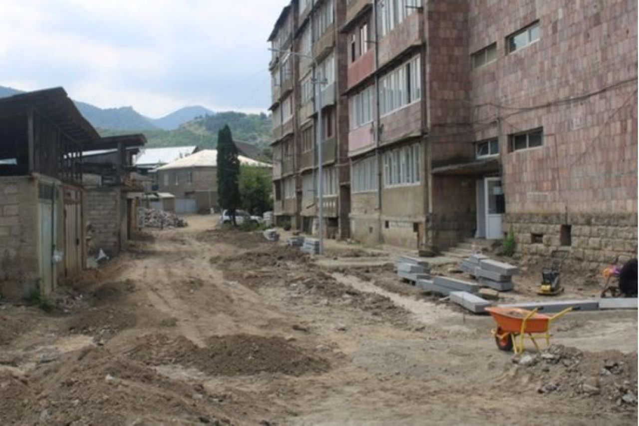 Մեկնարկել են Բերդ քաղաքի Մ. Խորենացի 27ա բազմաբնակարան շենքի բակային տարածքի տուֆով սալիկապատման աշխատանքները