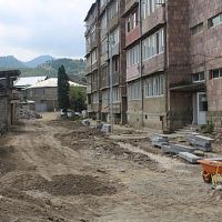 Մեկնարկել են Բերդ քաղաքի Մ. Խորենացի 27ա բազմաբնակարան շենքի բակային տարածքի տուֆով սալիկապատման աշխատանքները