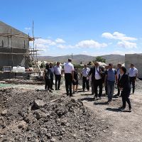 Մուշեղ Մուրադյանը  հետևել է Արեգնադեմ և Բերդաշեն բնակավայրերում կառուցվող դպրոցների  շենքերի շինարարական աշխատանքներին